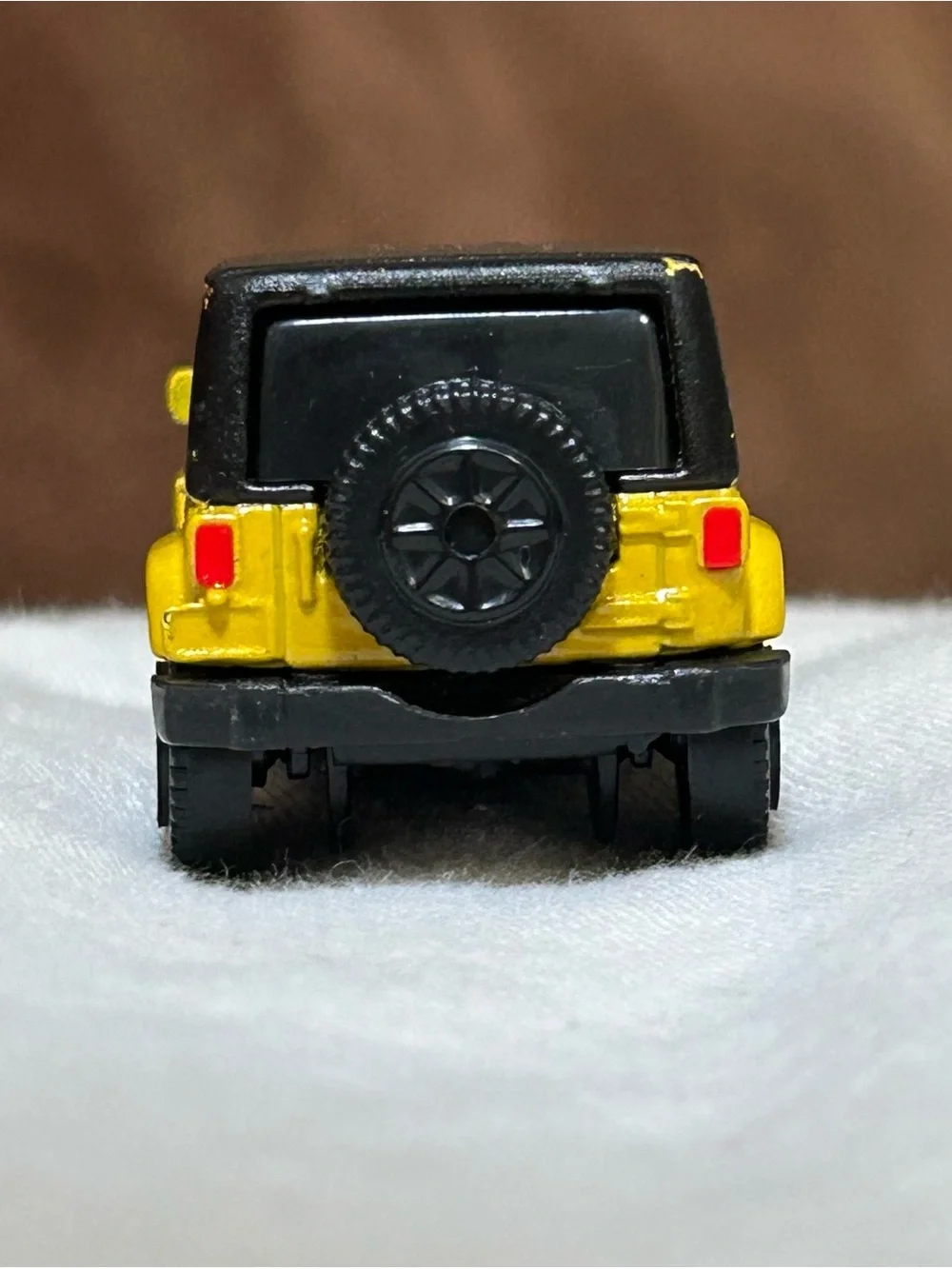 Maisto 2015 Jeep Wrangler Unlimited Yellow Black Hardtop 1/64 Diecast